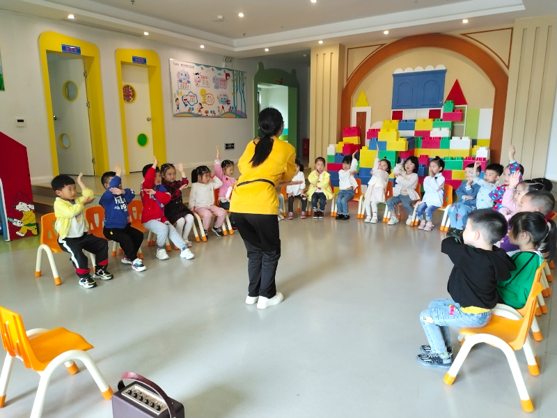 北湖區佩琪樂幼兒園跟著老師練習