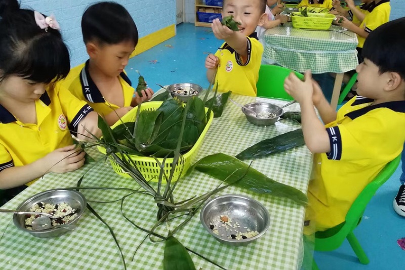 幼兒在學習包粽子-自然教育課程-蘇仙區第九幼兒園