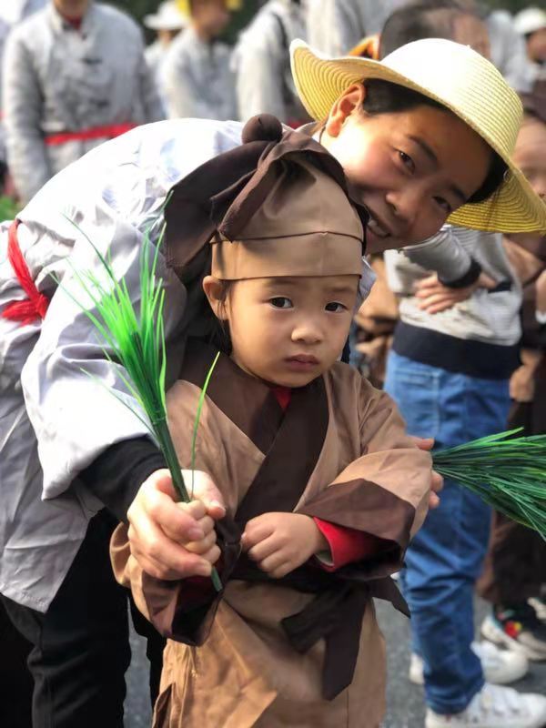 幼兒在學習插秧苗-自然教育課程-蘇仙區第九幼兒園